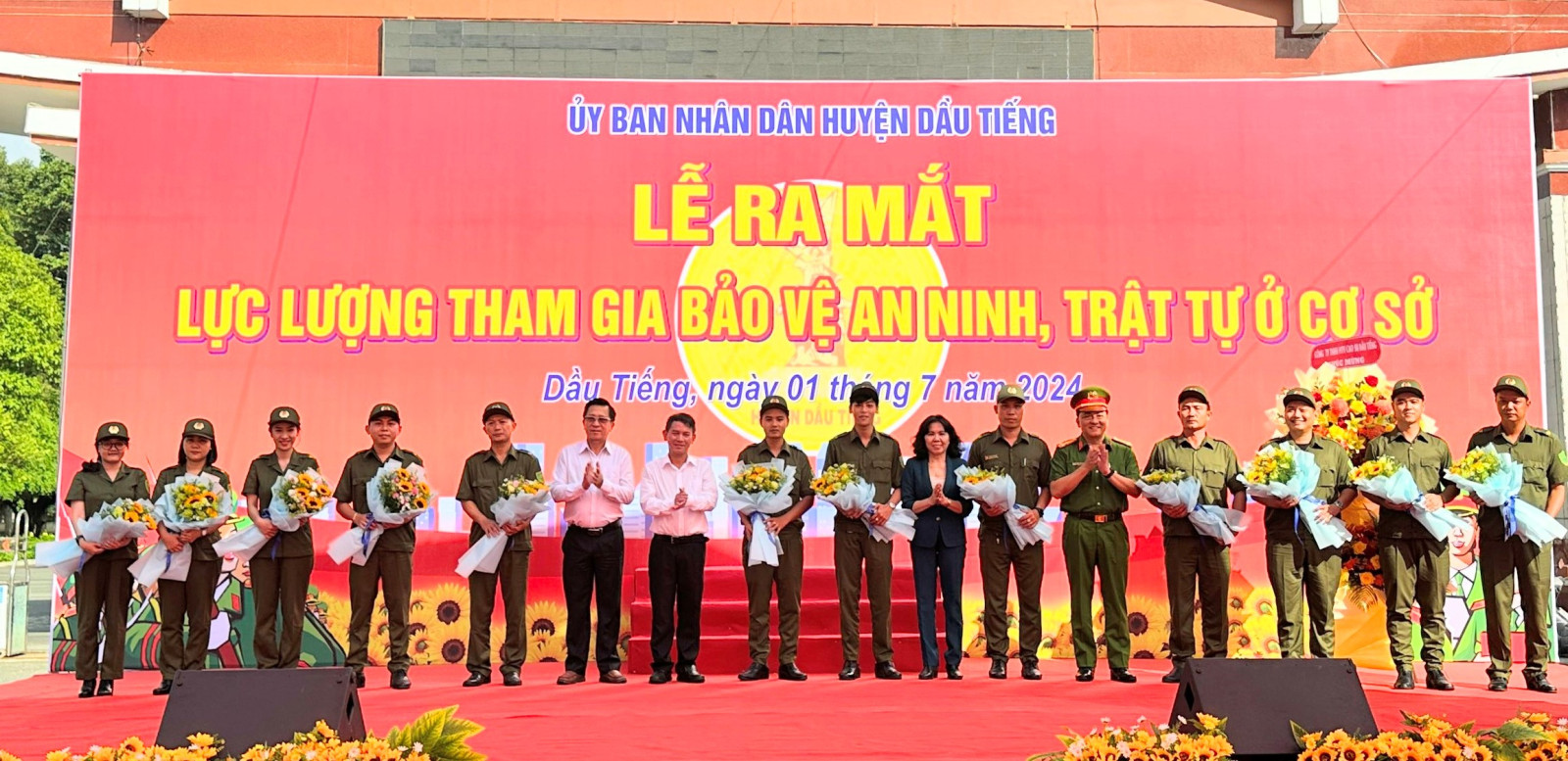 Lãnh đạo tỉnh và huyện Dầu Tiếng tặng hoa chúc mừng các tổ bảo vệ ANTT ở cơ sở.